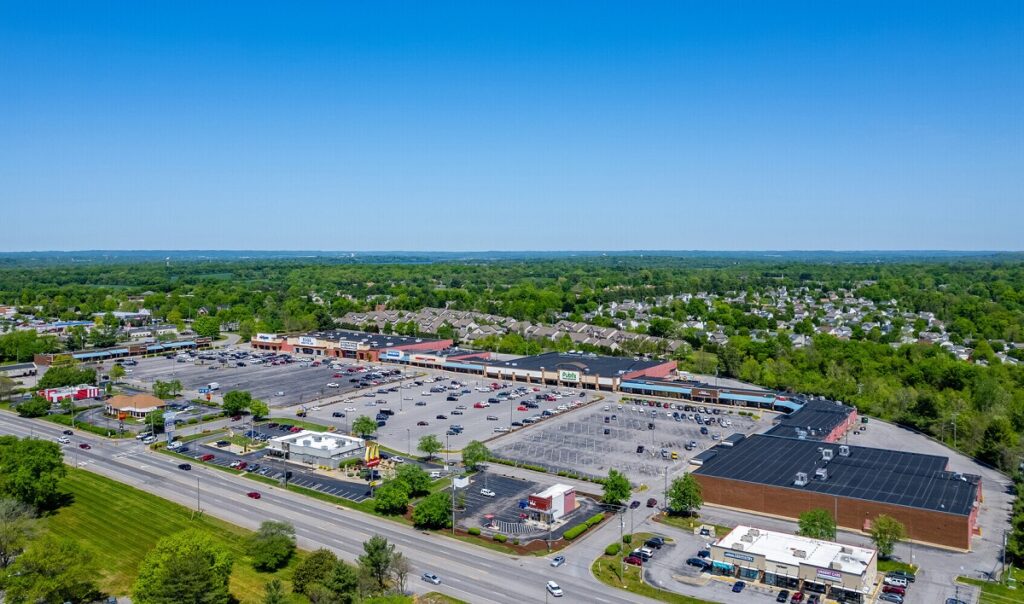 Oakwood Commons — מסחר