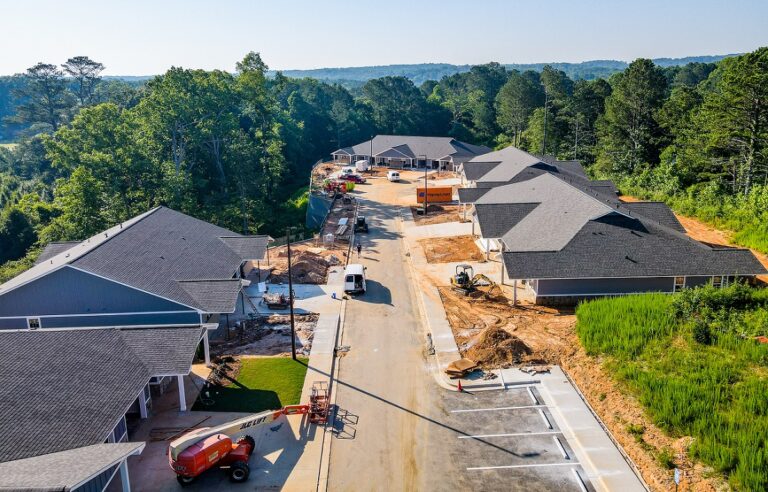 Manor Lake Hoschton Independent Living — Assisted Living