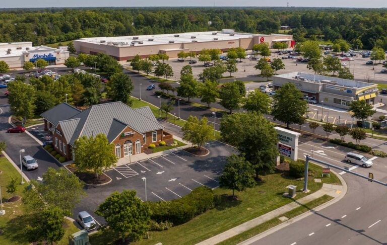 Staples Mill Square — מסחר