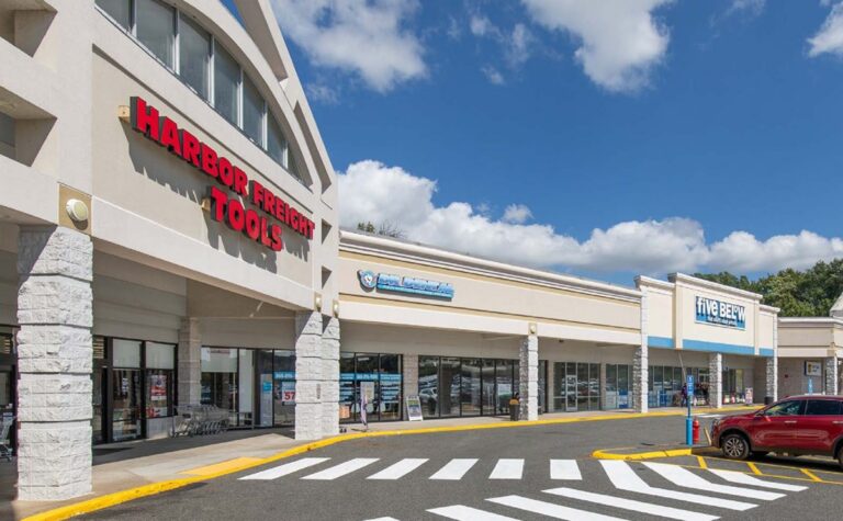 Tri-City Plaza — מסחר